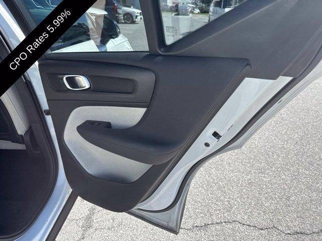2024 Volvo XC40 B5 AWD Ultimate Dark Theme