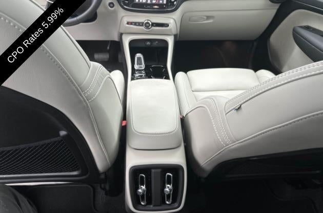2025 Volvo XC40 B5 AWD Ultra Dark Theme