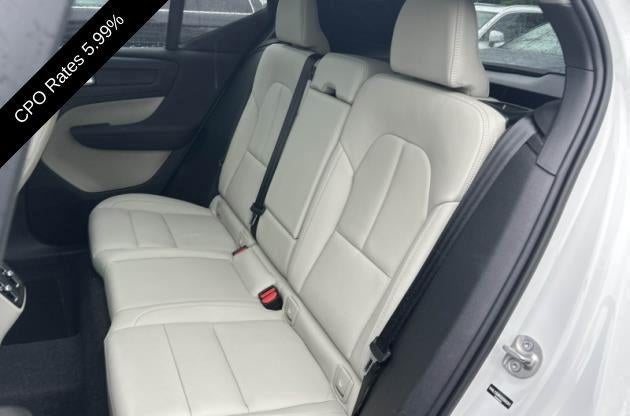 2025 Volvo XC40 B5 AWD Ultra Dark Theme