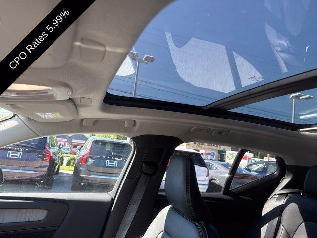2025 Volvo XC40 B5 AWD Ultra Dark Theme