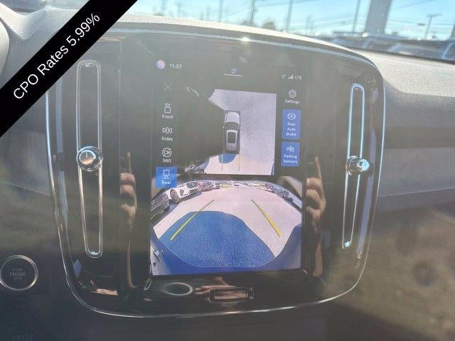 2025 Volvo XC40 B5 AWD Ultra Dark Theme