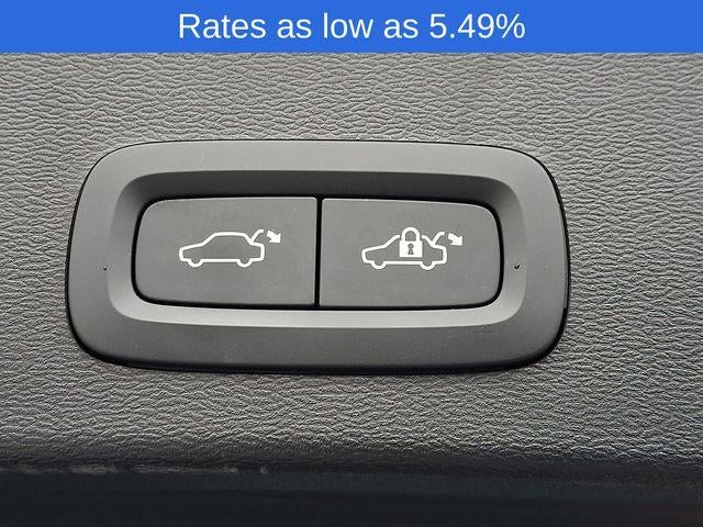 2023 Volvo XC40 B5 AWD Plus Dark Theme