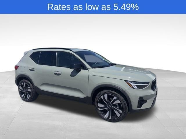 2023 Volvo XC40 B5 AWD Plus Dark Theme