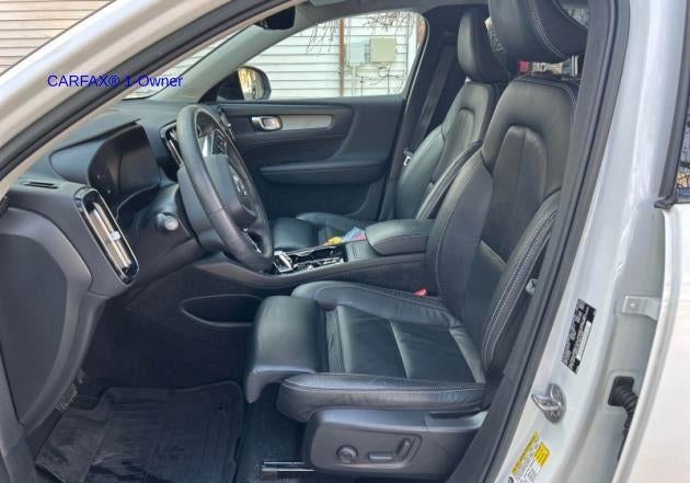 2023 Volvo XC40 B5 AWD Plus Dark Theme