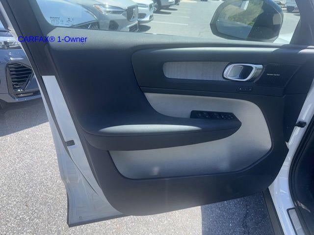 2023 Volvo XC40 B5 AWD Plus Dark Theme
