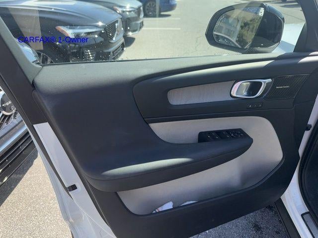 2023 Volvo XC40 B5 AWD Plus Dark Theme