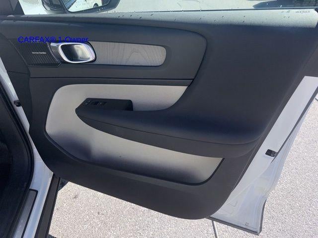 2023 Volvo XC40 B5 AWD Plus Dark Theme