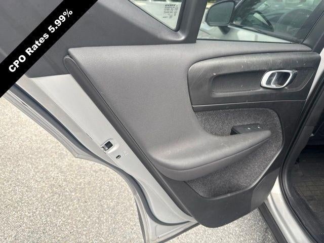 2023 Volvo XC40 B5 AWD Plus Dark Theme
