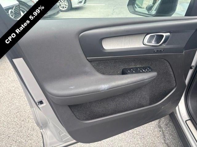2023 Volvo XC40 B5 AWD Plus Dark Theme