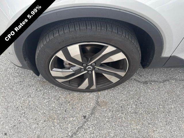 2023 Volvo XC40 B5 AWD Plus Dark Theme