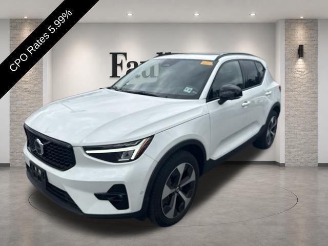 2023 Volvo XC40 B5 AWD Plus Dark Theme