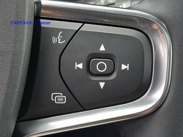 2023 Volvo XC40 B5 AWD Plus Dark Theme