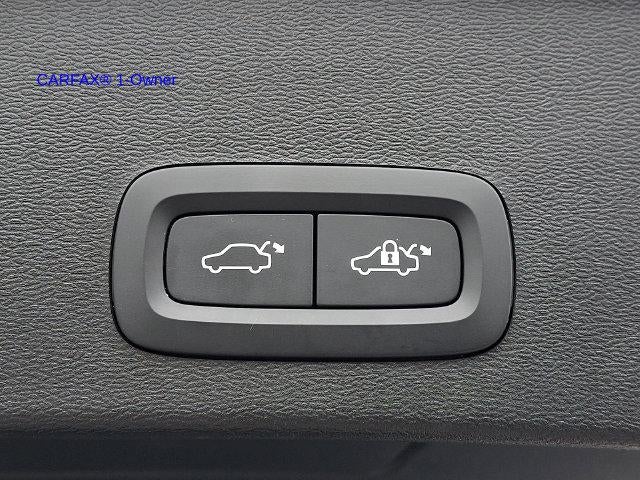 2023 Volvo XC40 B5 AWD Plus Dark Theme