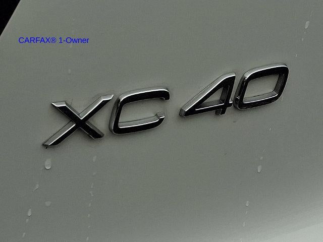 2023 Volvo XC40 B5 AWD Plus Dark Theme