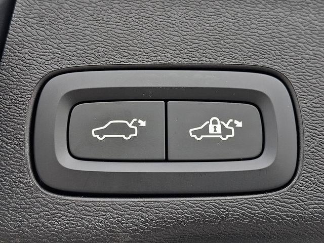 2025 Volvo XC60 B5 AWD Plus