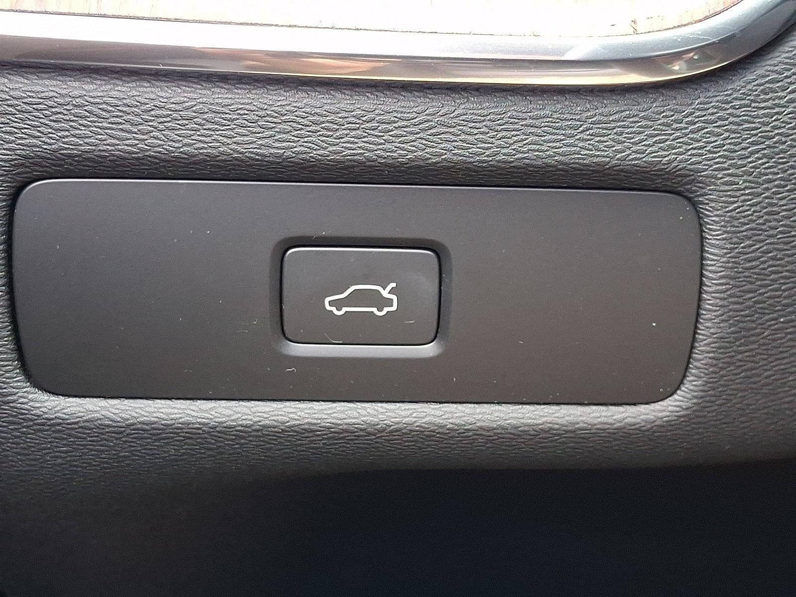 2023 Volvo XC60 B5 AWD Plus Bright Theme