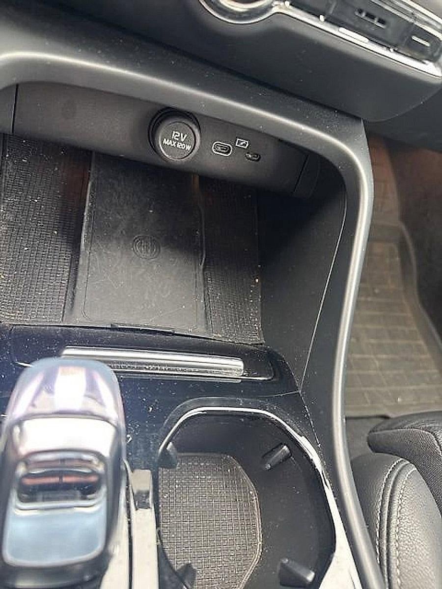 2024 Volvo XC40 B5 AWD Plus Dark Theme