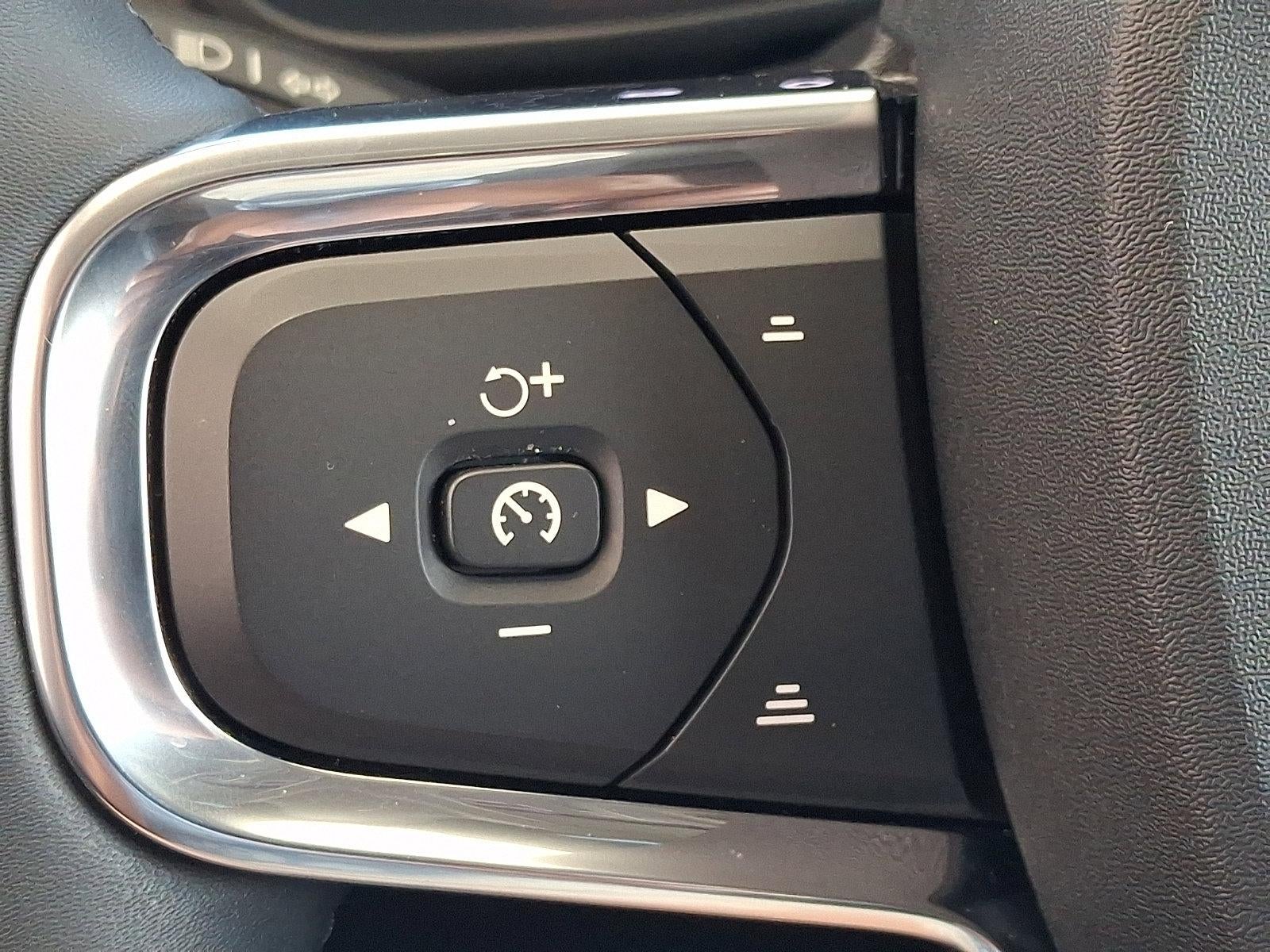 2024 Volvo XC40 B5 AWD Plus Dark Theme