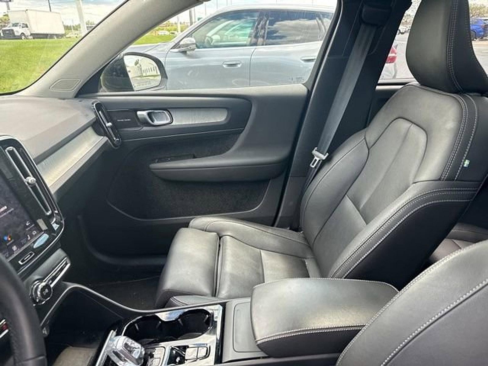2024 Volvo XC40 B5 AWD Plus Dark Theme
