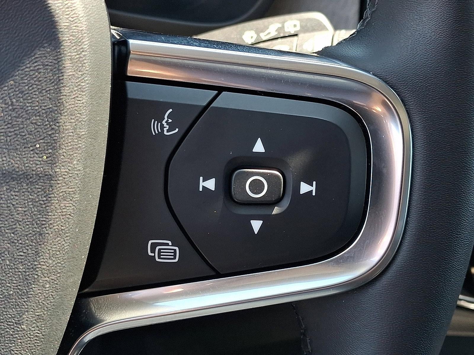 2024 Volvo XC40 B5 AWD Plus Dark Theme